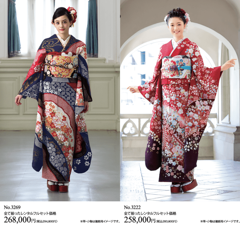 それぞれユニークな花柄の日本の伝統的な着物を着た 2 人の女性が室内に立っています。1 着物は主に青で、もう 1 着は赤です。各女性の下には価格と商品番号が表示されています。.