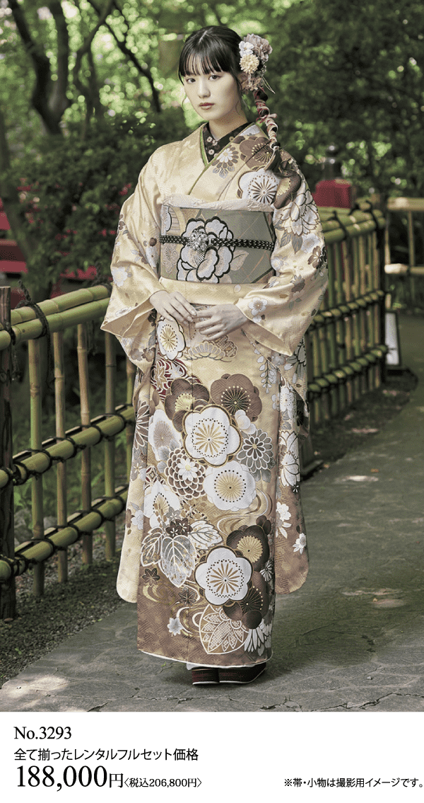 伝統的な花柄の着物を着た女性が屋外に立っています。.