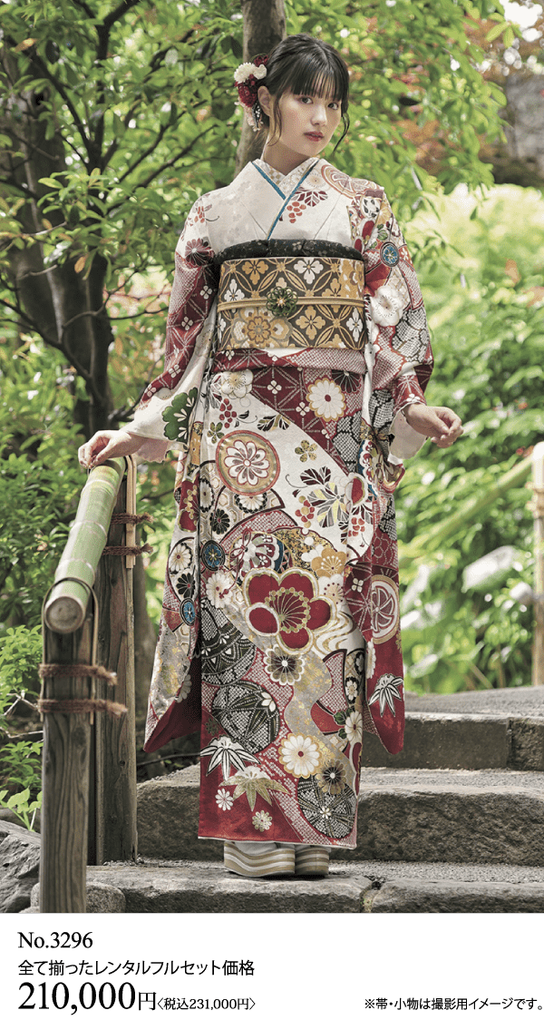 色鮮やかな花柄の着物を着た女性が、木々を背景に屋外の石段に立っています。料金の詳細は下部に表示されています。.