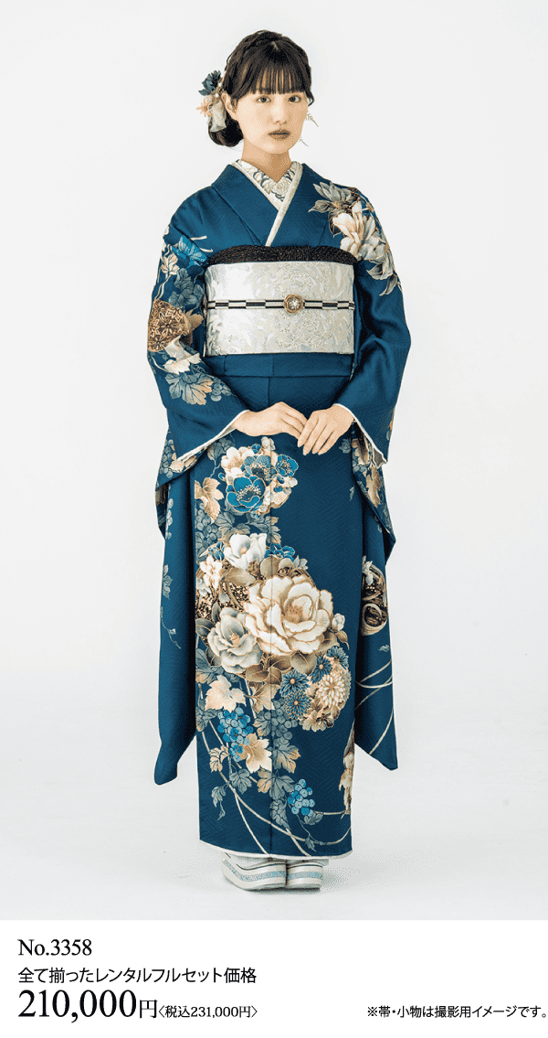 花柄の濃い青緑色の着物と銀色の帯を着て、白い背景に立っている人物。下部に価格と情報のテキストがあります。.