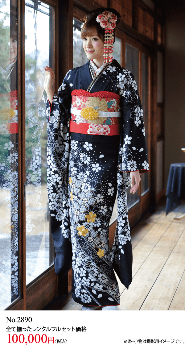 白黒の花柄の着物を着た女性が窓際に立っている。赤い帯を締め、花柄の髪飾りをつけている。値札には10万円と書いてある。.