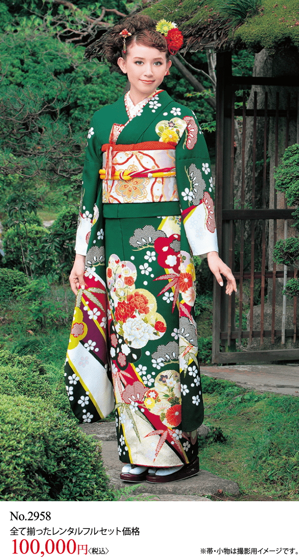 色とりどりの花柄が描かれた緑の着物を着た人が庭に立っています。文字には「100,000円」と「No.2958」と表示されています。.