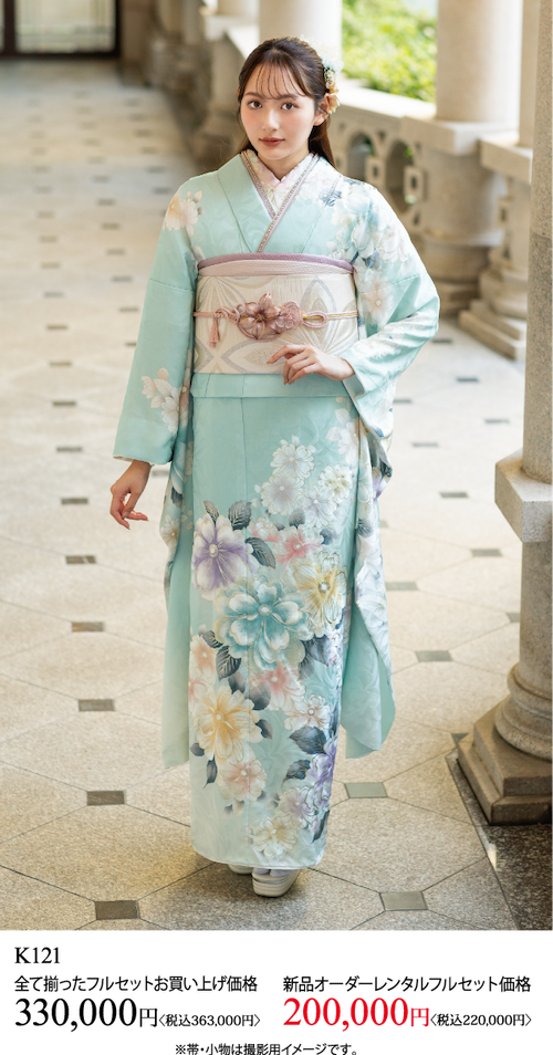 水色の花柄の着物を着た若い女性が、室内のタイルの床に立っている。下のテキストは着物の購入価格とレンタル価格を日本円で表示している。.