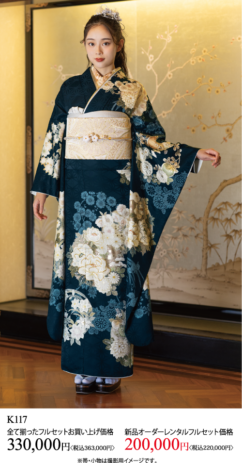 金と白の模様が入った深緑の花柄の着物を着た若い女性が室内に立っている。片腕を少し上げてポーズをとっている。下に日本語の価格と詳細が記載されている。.