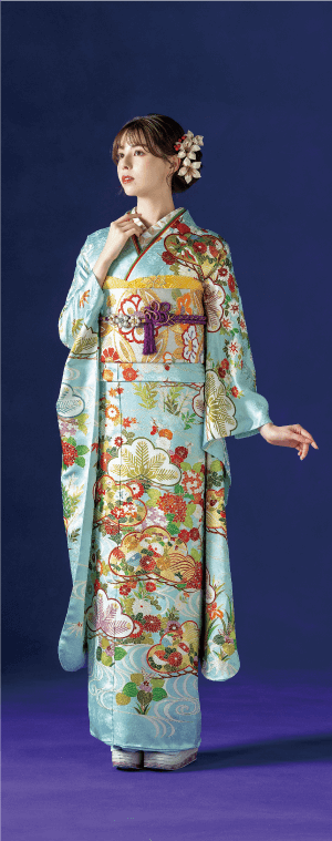 精巧なデザインの日本の伝統的な着物を着た女性が、軽く顎に触れながら考え込むように目をそらしています。