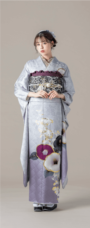 花柄の伝統的な日本の着物を着てポーズをとる女性。